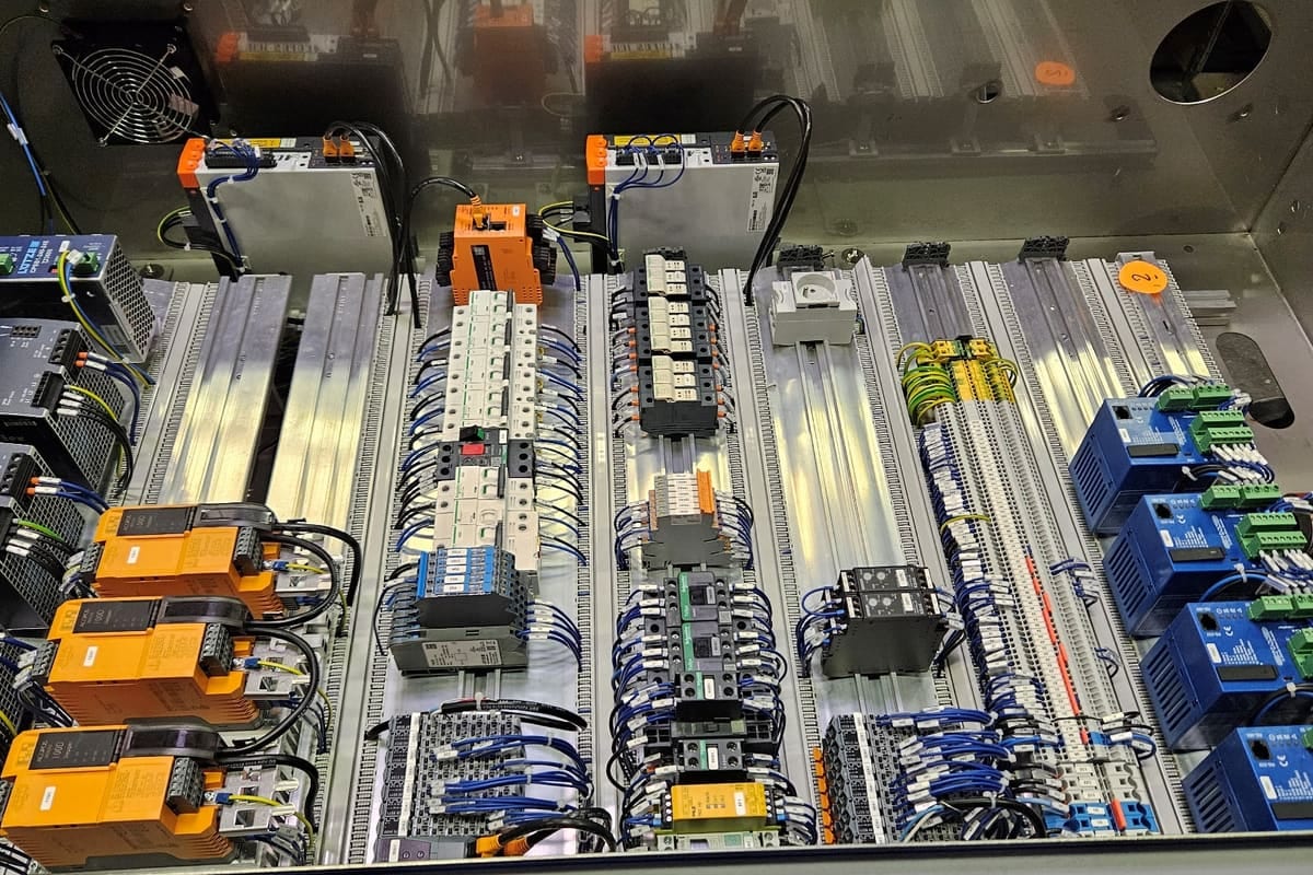 Armoire électrique câblée avec soin, disjoncteurs et borniers repérés sur rails DIN