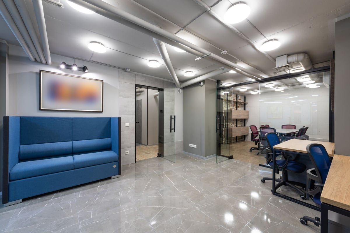 Open space professionnel équipé de réglettes LED en plafond