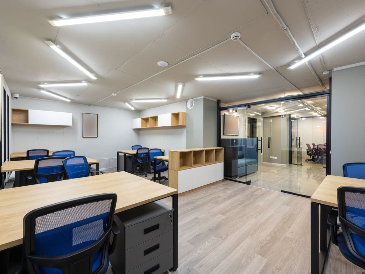 Open space professionnel éclairé par des réglettes LED apparentes